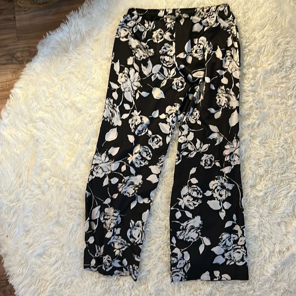 JENNIFER LOPEZ INTIMATES black & white pajamas set. Silky stretch flare bottoms - Picture 7 of 9